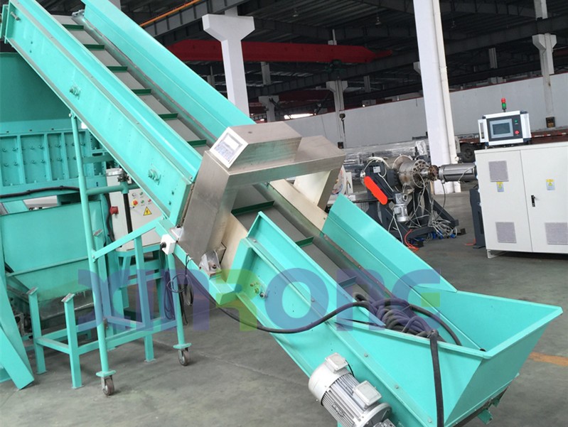 PP,PE薄（báo）膜塑料袋破碎（suì）清洗線