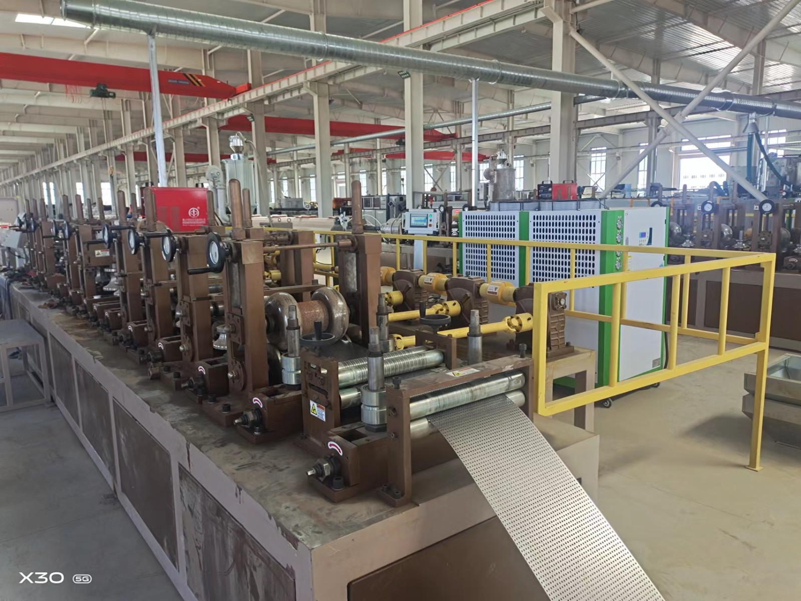 孔網鋼（gāng）帶增強複合管生產線